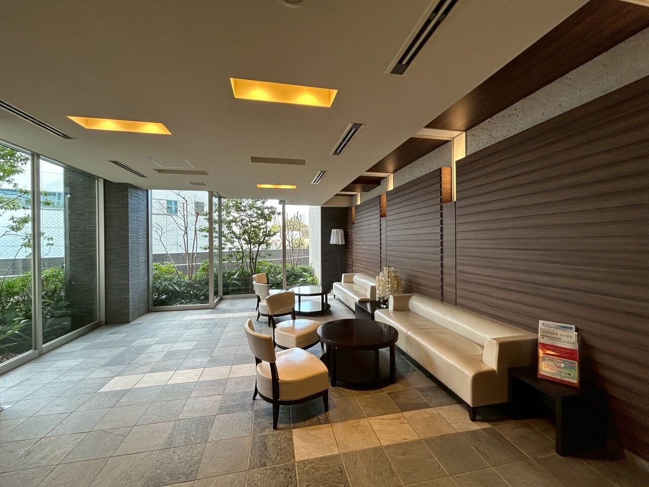 【ロビー】窓の外には緑豊かな植栽が施されています。四季の移ろいを感じることができ、ゲストを丁寧にお出迎えしてくれます。