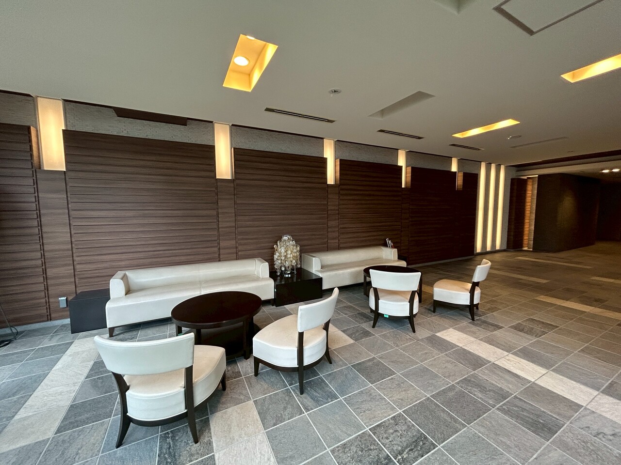 【ロビー】マンションにはエレベーターが備わっています。買い物帰りなど、重い荷物を持っているときもスムーズに帰宅することができます。