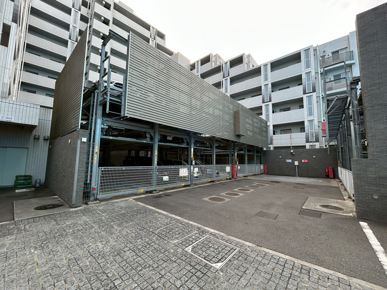 【駐車場】マンション敷地内に駐車場が用意されています。ご利用には別途費用が掛かります。空き状況等詳細は、お問い合わせください。