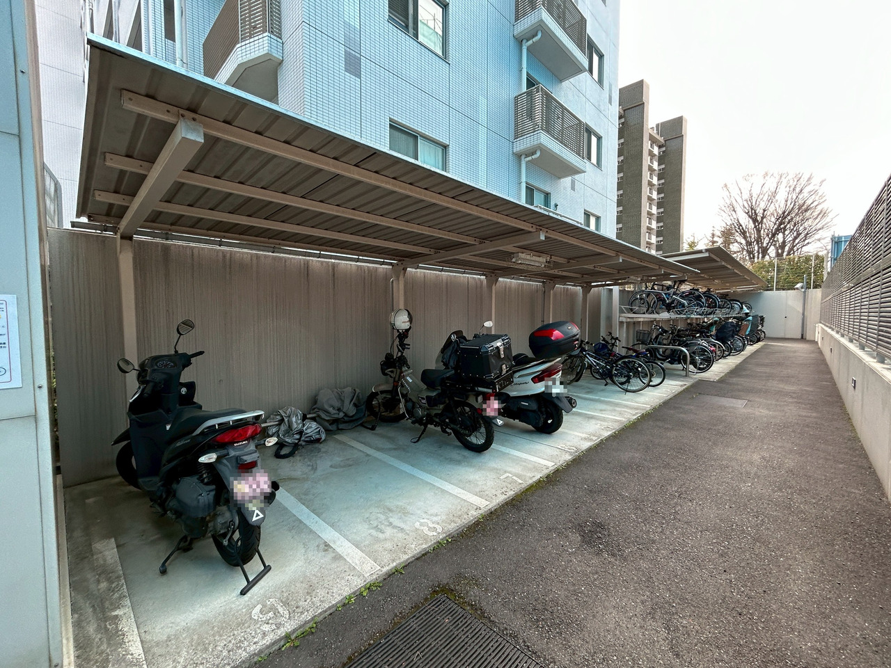【バイク置場】バイク・自転車置場は綺麗に整頓されています。駐輪場は2段式です。屋根があるので、雨の日の乗り降りもスムーズです。