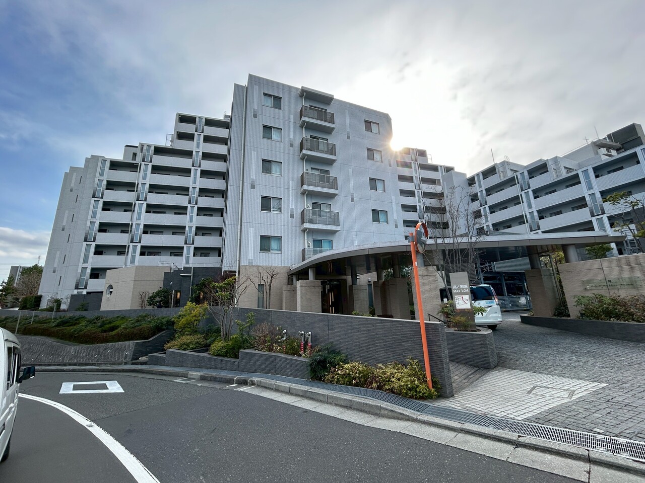 【外観】総戸数156戸のビッグコミュニティ。地上11階建マンションの9階部分です。角住戸のため開放感があります。買い物施設や教育施設が身近に揃っており、暮らしやすい住環境です。