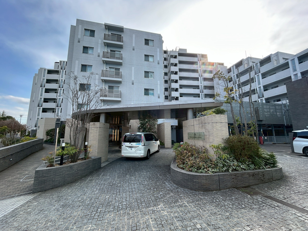 【外観】小田急多摩線「小田急永山」駅・京王相模原線「京王永山」駅まで徒歩5分の駅近立地。複数沿線が利用できるので、通勤・通学やお出かけにも便利です。