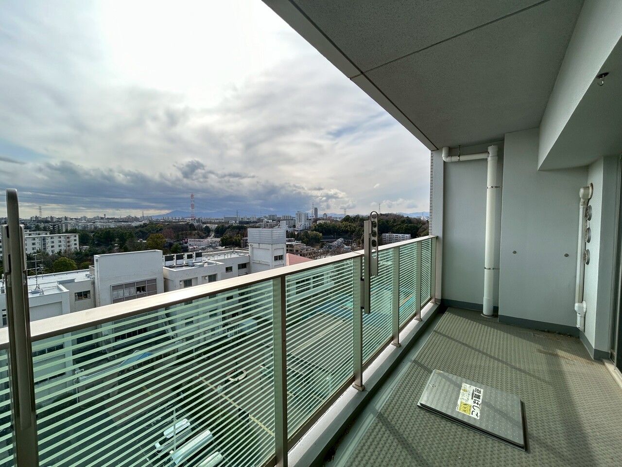 【バルコニー】南西向きのバルコニーは、夕方まで陽光が差し込みます。リビングダイニングに明るい陽光と心地よい風が舞い込みます。