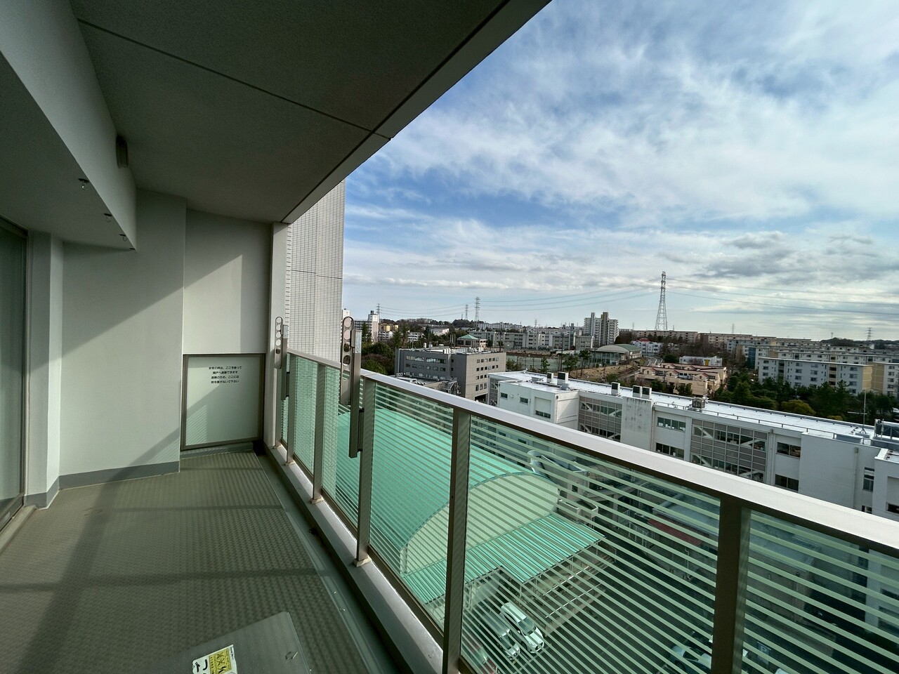 【バルコニー】バルコニーには高さが変えられる物干し金物が備え付けられています。奥行きがありますので、洗濯物や寝具も気持ちよく干すことができそうです。