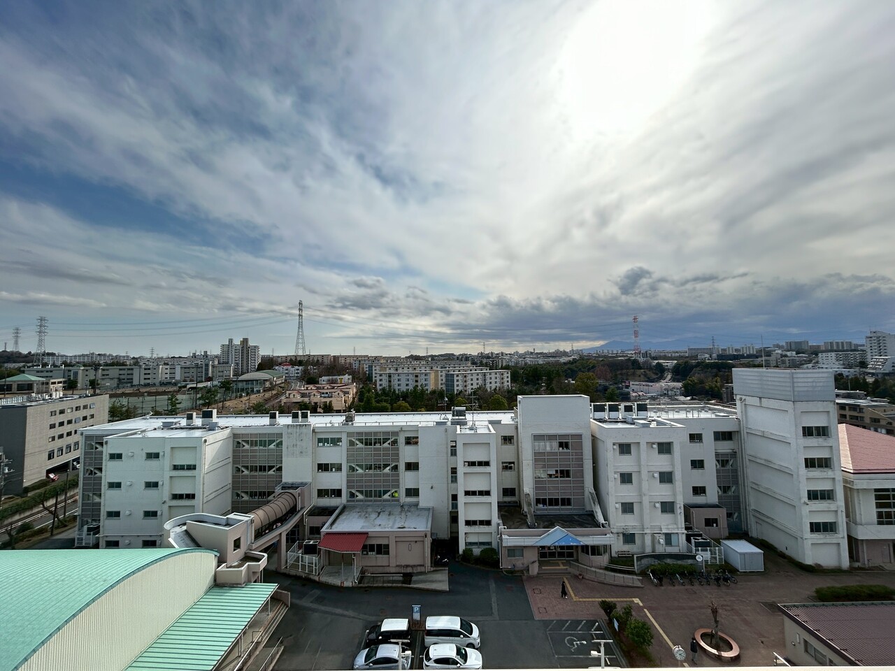 【住戸からの眺望】9階部分ならではの景色が広がっています。周辺の街並みと青空の雄大さを同時に感じることができる眺望です。※眺望は将来に渡って保証するものではありません。