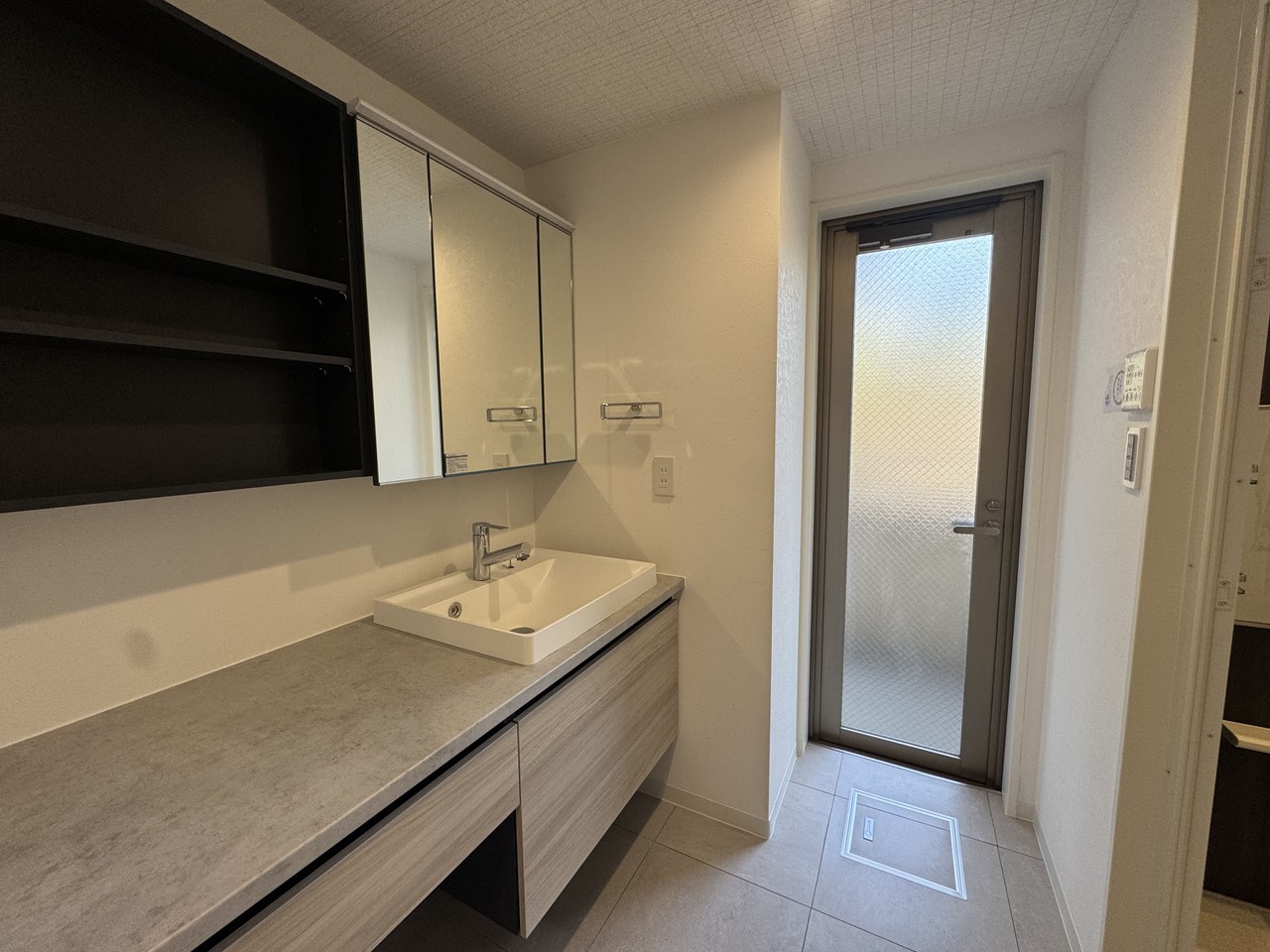 【洗面室】ゆとりある広さが確保されており、忙しい朝の時間もご家族並んで身支度が行えます。カウンターがあり、ヘアセットやメイクものんびり進められそうです。3面鏡裏の収納や壁面の棚など、豊富な収納も魅力。