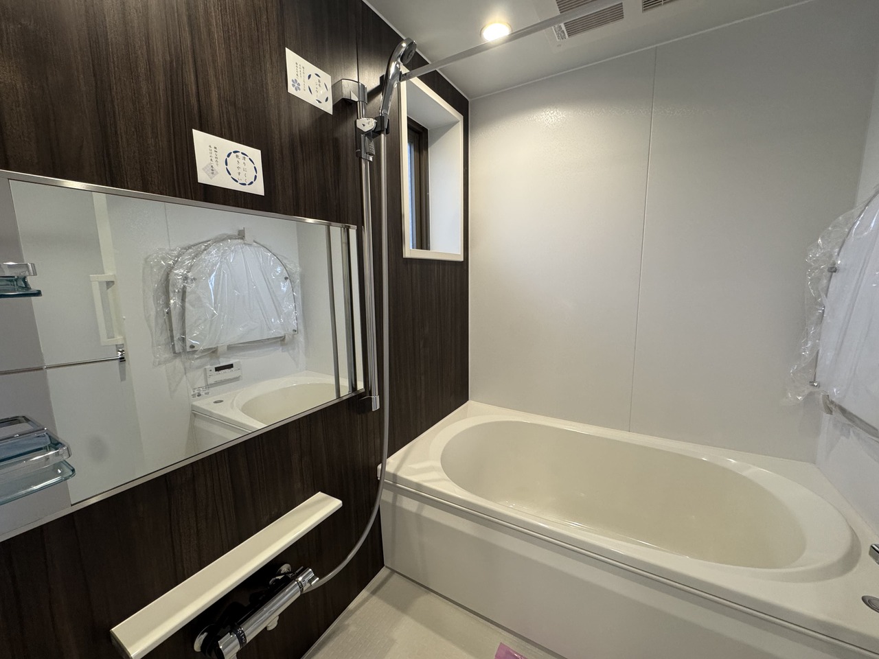 【浴室】1418サイズの浴室です。急な洗濯の際に便利な浴室乾燥機が搭載されています。シャワーは高さ調節が可能な、スライドバー付きです。