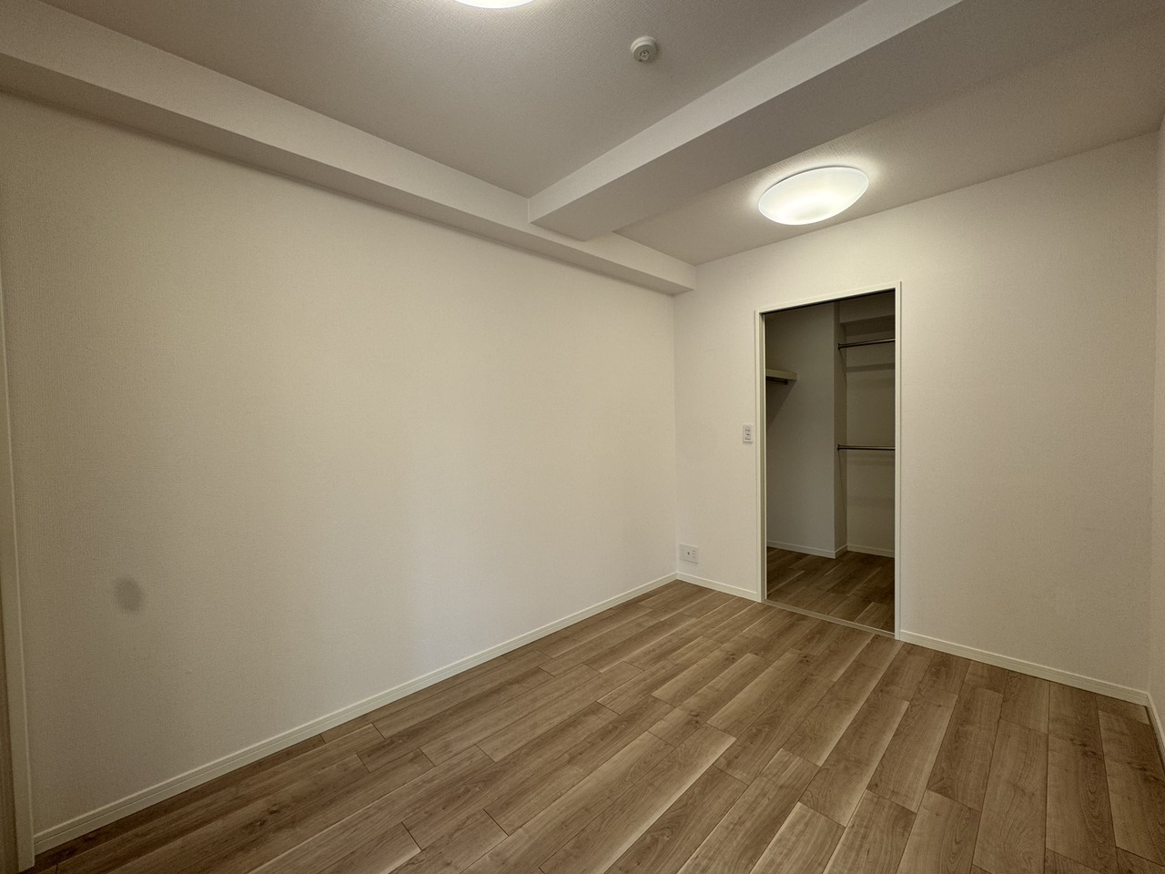 【洋室約6.0帖】廊下から出入り可能な2WAY仕様のWICが備わっています。引き戸を開ければLDKとの一体利用が可能で、シーンに合わせて使いやすい洋室です。