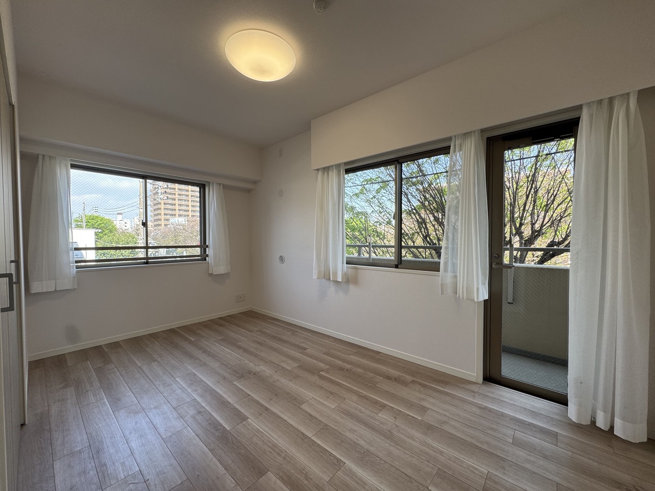 【洋室約7.0帖】廊下から出入りすることができる、独立性の高い洋室。東側がバルコニーに面しており、日中に暖かい陽光が差し込むお部屋です。