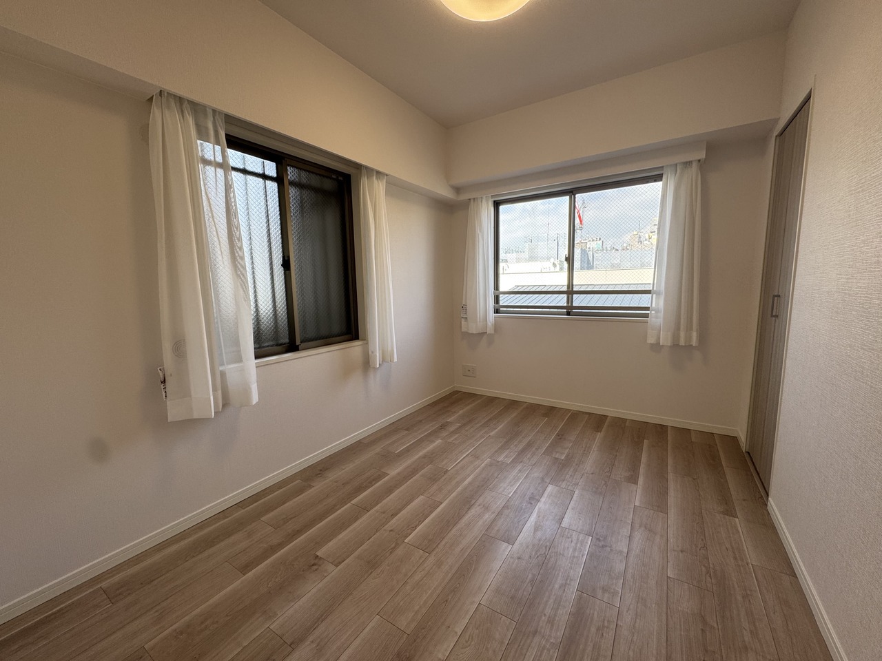 【洋室約5.4帖】採光部分は腰高窓なので、家具の配置がしやすく、壁面を活かしたレイアウトが可能です。リモートワークや子供部屋、趣味のスペースなどマルチにお使いいただける洋室です。