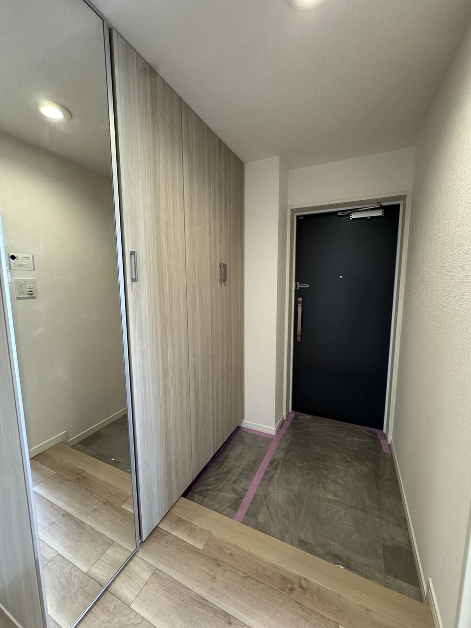 【玄関】天井高のシューズボックスが採用されています。すっきり片付いた玄関で、ゲストをお出迎えできそうです。姿見鏡が設置されていますので、出かける前の身だしなみチェックに役立ちます。