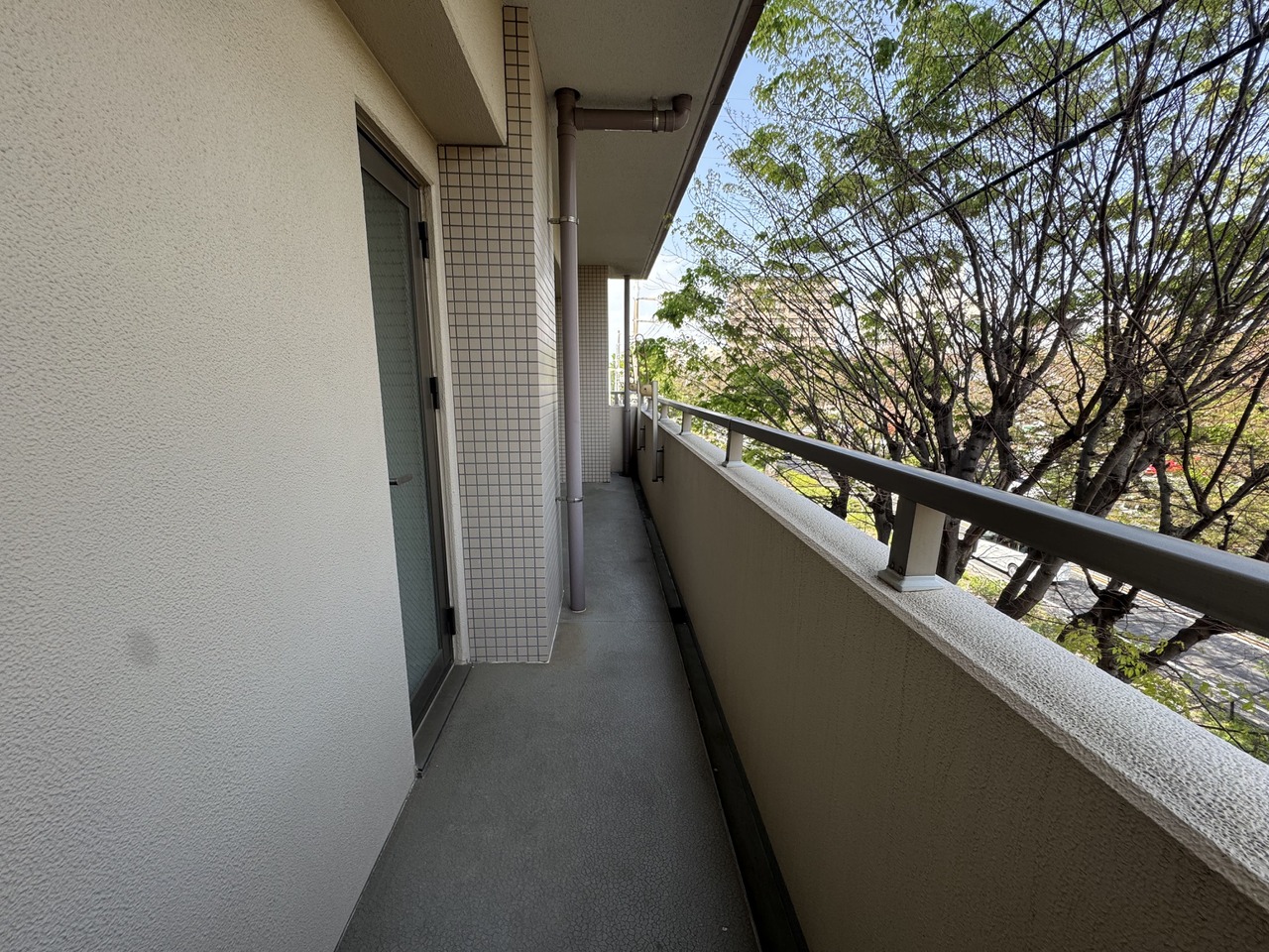 【バルコニー】多目的に活用しやすい、ゆったりとした広さがあります。ユーティリティスペースや洗面室など、各所から出入り可能で生活動線がスムーズです。