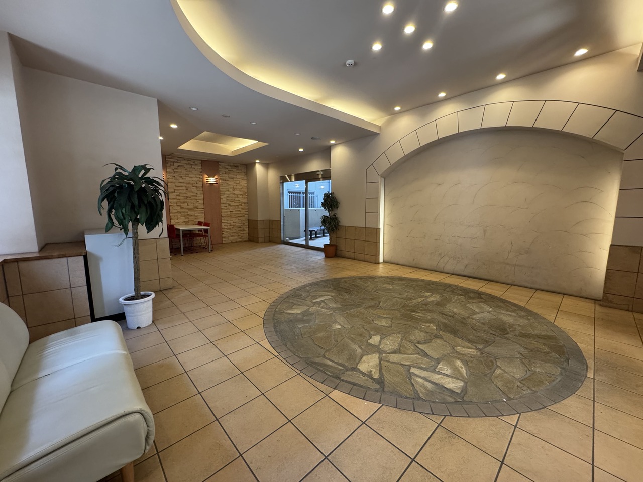 【ロビー】ホテルのようなゆとりある広さのロビー。ソファなどが設置されていますので、住民同士のおしゃべりも楽しめます。