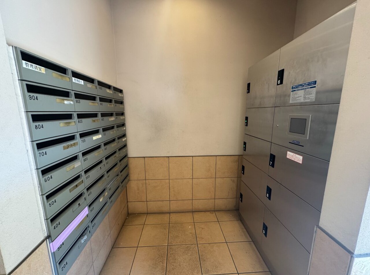 【集合ポスト・宅配ボックス】エントランスには集合ポストが設置されていますので、居住エリアに住民以外の人が立ち入りにくいです。宅配ボックスも設置されていますので、不在時の荷物受け取りも可能です。