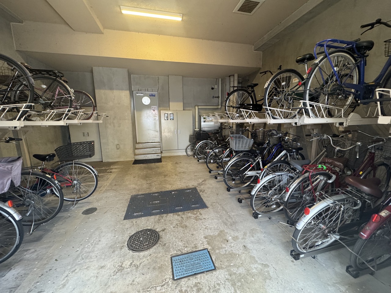 【駐輪場】2段ラック式が採用されています。雨の影響を受けにくい屋根付きです。空き状況はお問い合わせください。