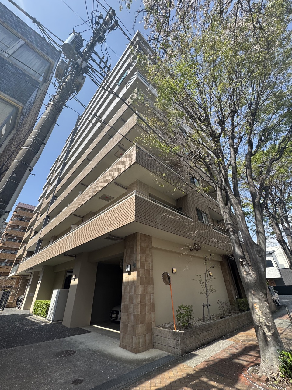 【現地外観写真】住民以外の人が侵入しにくいオートロックシステムが採用されています。管理形態は日勤です。