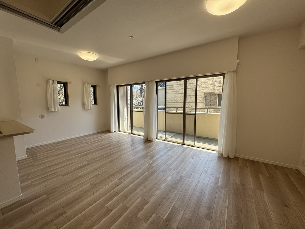 【LDK】生活のメインスペースとなるLDKは、約17.3帖のゆとりある広さです。南西側はバルコニーに面しており、掃き出し窓から出入り可能です。