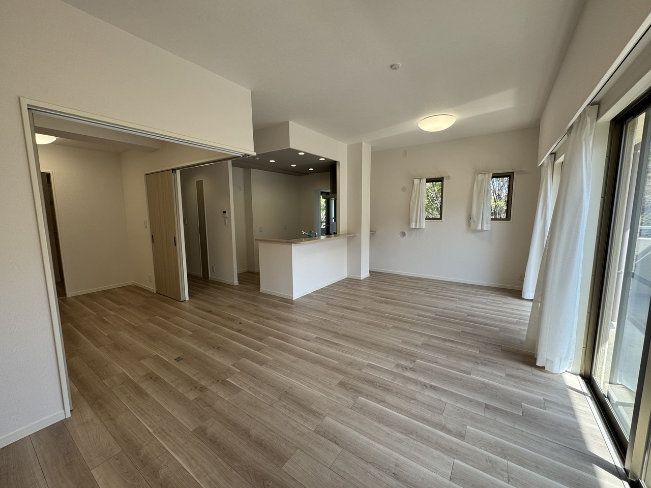 【LDK】2026年2月、内装リフォーム済の綺麗なお部屋です。新生活を気持ち良くスタートすることができます。柔らかい色味でまとめられた、温かみのある内装です。