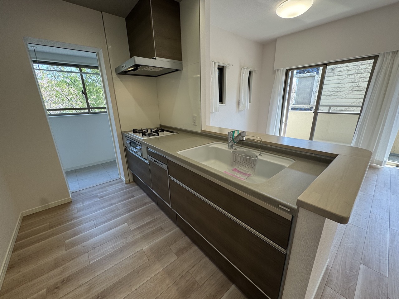 【キッチン】調理しながらご家族やゲストとの会話が弾む、カウンター付きの対面式キッチンです。食洗機や浄水器など、嬉しい設備が充実。奥にはユーティリティルームがあり、家事の同時進行が叶いやすいです。