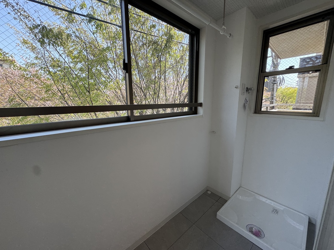 【ユーティリティルーム】室内用物干しと洗濯パンが設置されており、室内で洗濯物を乾かせます。雨の日や花粉が気になる時期にも重宝しそうです。