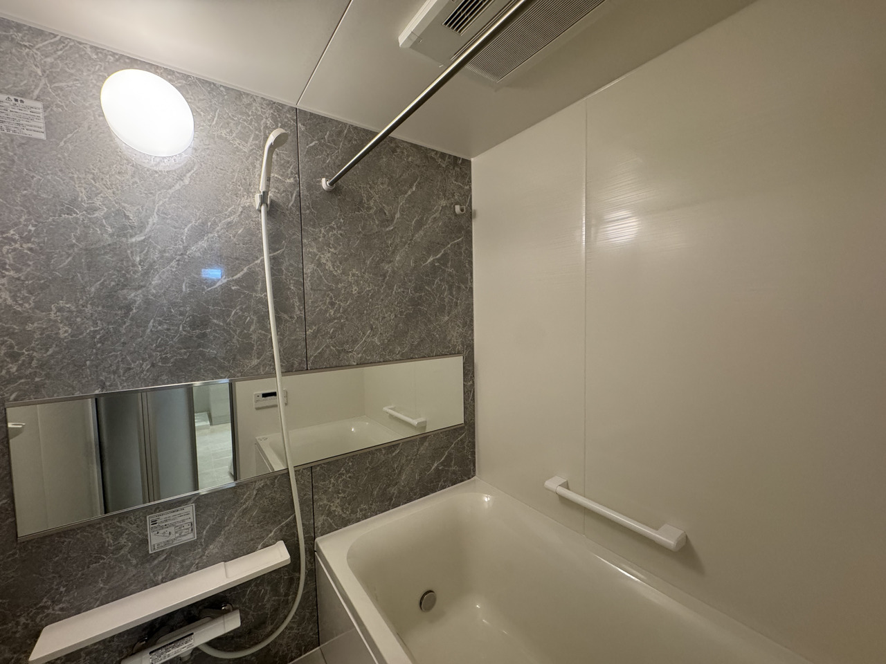 【浴室】グレーカラーのアクセントパネルが印象的な浴室です。浴室乾燥機が搭載されていますので、天候や時間帯に関係なく洗濯物が気持ちよく乾かせます。