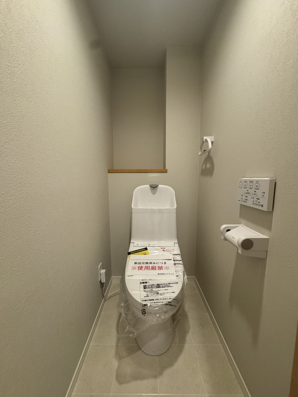 【トイレ】年中快適に利用できる、温水洗浄便座付きのトイレです。壁付けリモコンが設置されているので、操作がしやすいです。