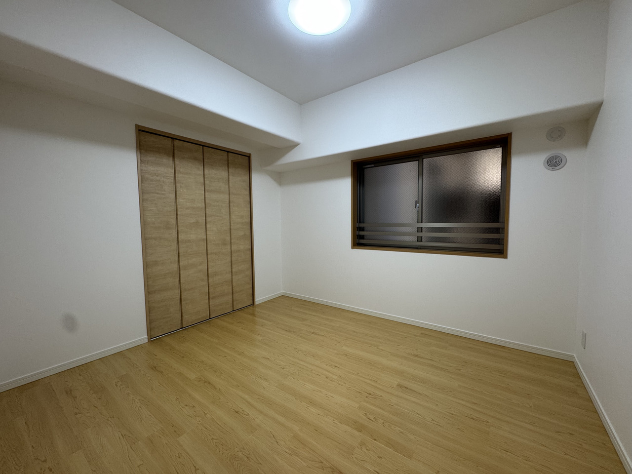 【洋室(約6.1帖)】ベッドを配置してもゆとりある広さで、主寝室としての利用にもおすすめ。クローゼットが備わり、空間を有効的に使えます。