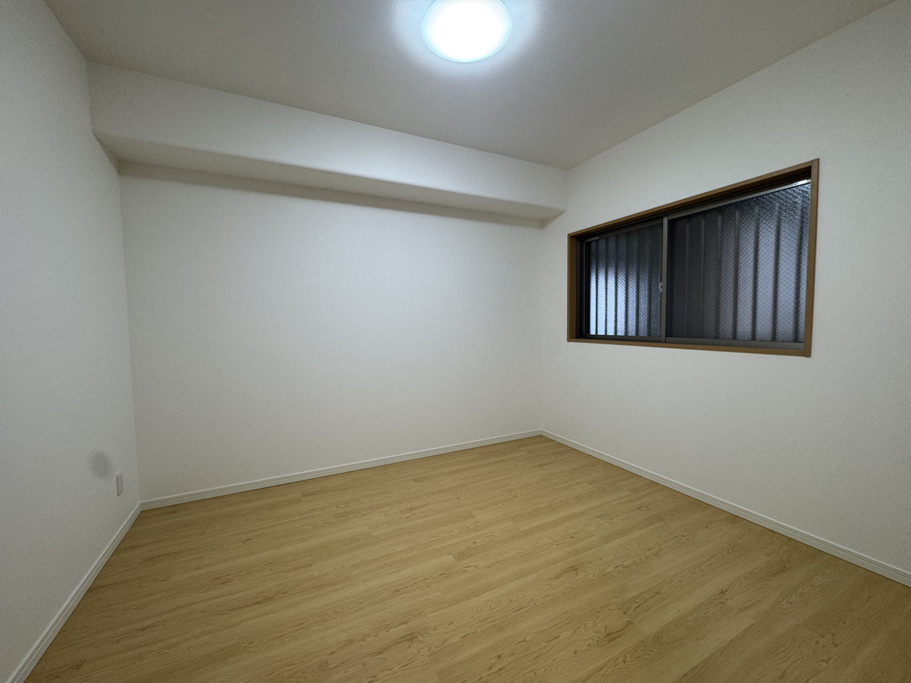 【洋室(約6.0帖)】南東側の窓が備わった約6.0帖の洋室です。家具の配置がしやすい腰高窓が採用されています。