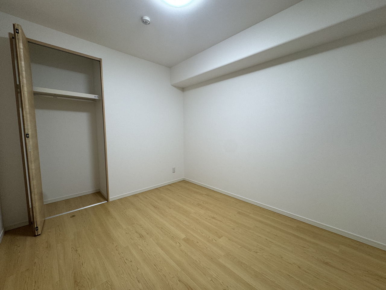 【洋室(約6.0帖)】クローゼットが設けられていますので、お部屋が散らかりにくいです。