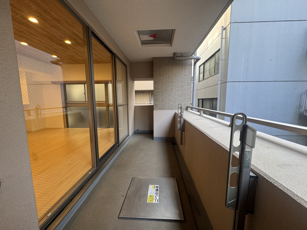 【バルコニー】物干し金物が備え付けられている、北西向きのバルコニー。窓が複数あるので、通風良好です。