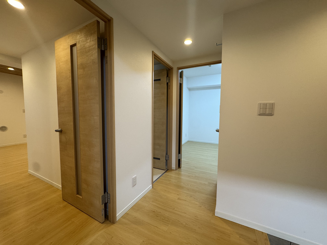 【ホール】ホールを中心に全居室や水回りが配置されており、生活動線がスムーズです。