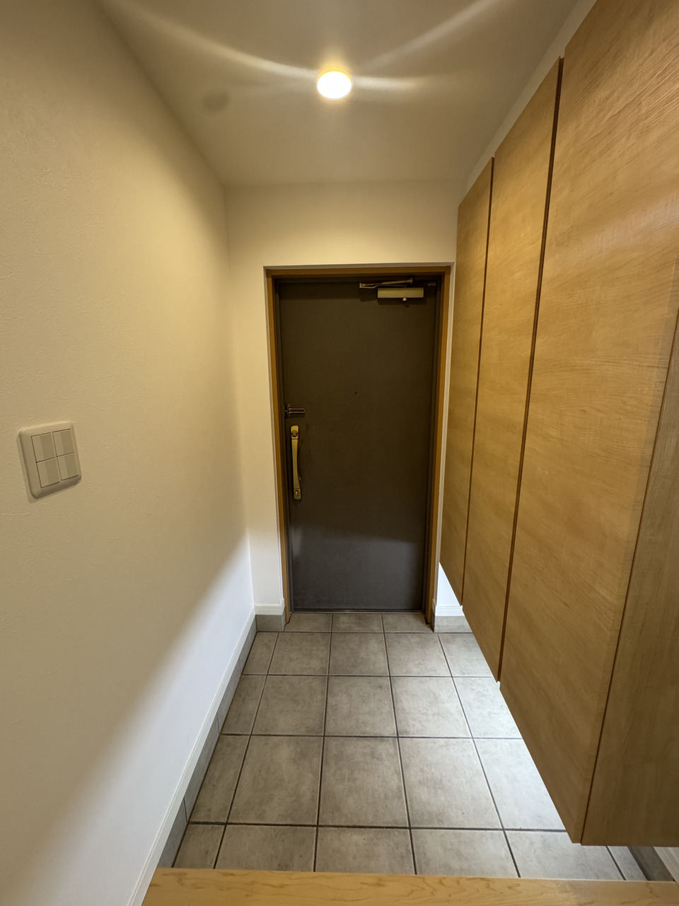 【玄関】下部のスペースに日常使いの靴を置くことができる、フロートタイプのシューズボックスが採用されています。