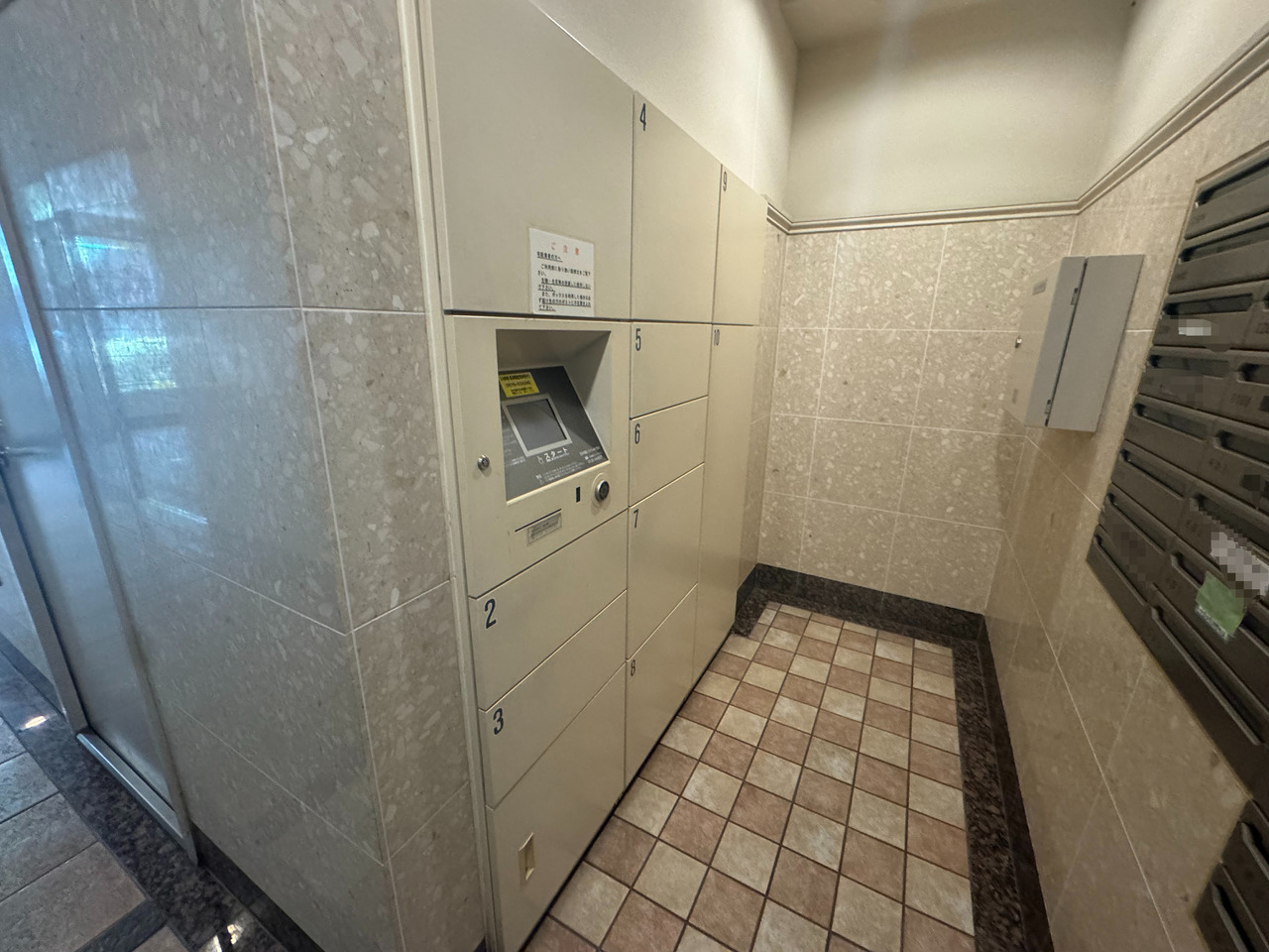 【共用部】宅配ボックスと集合ポストが同じエリアに設置されています。荷物や郵便物の受け取りを一度に済ますことが可能です。