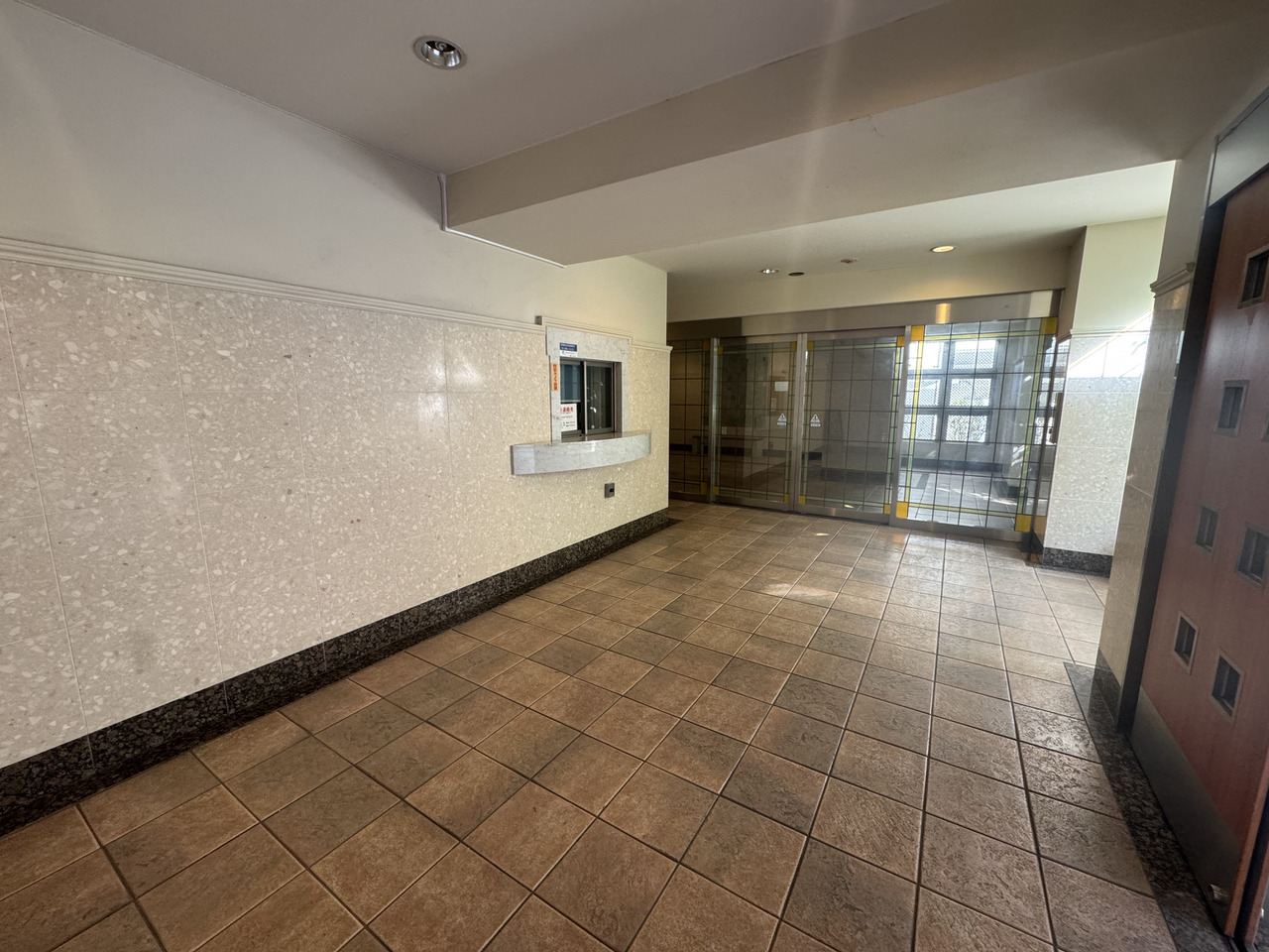 【エントランス】落ち着いたトーンで重厚感があります。段差が少なく、車いすやベビーカーでの移動がしやすそうです。