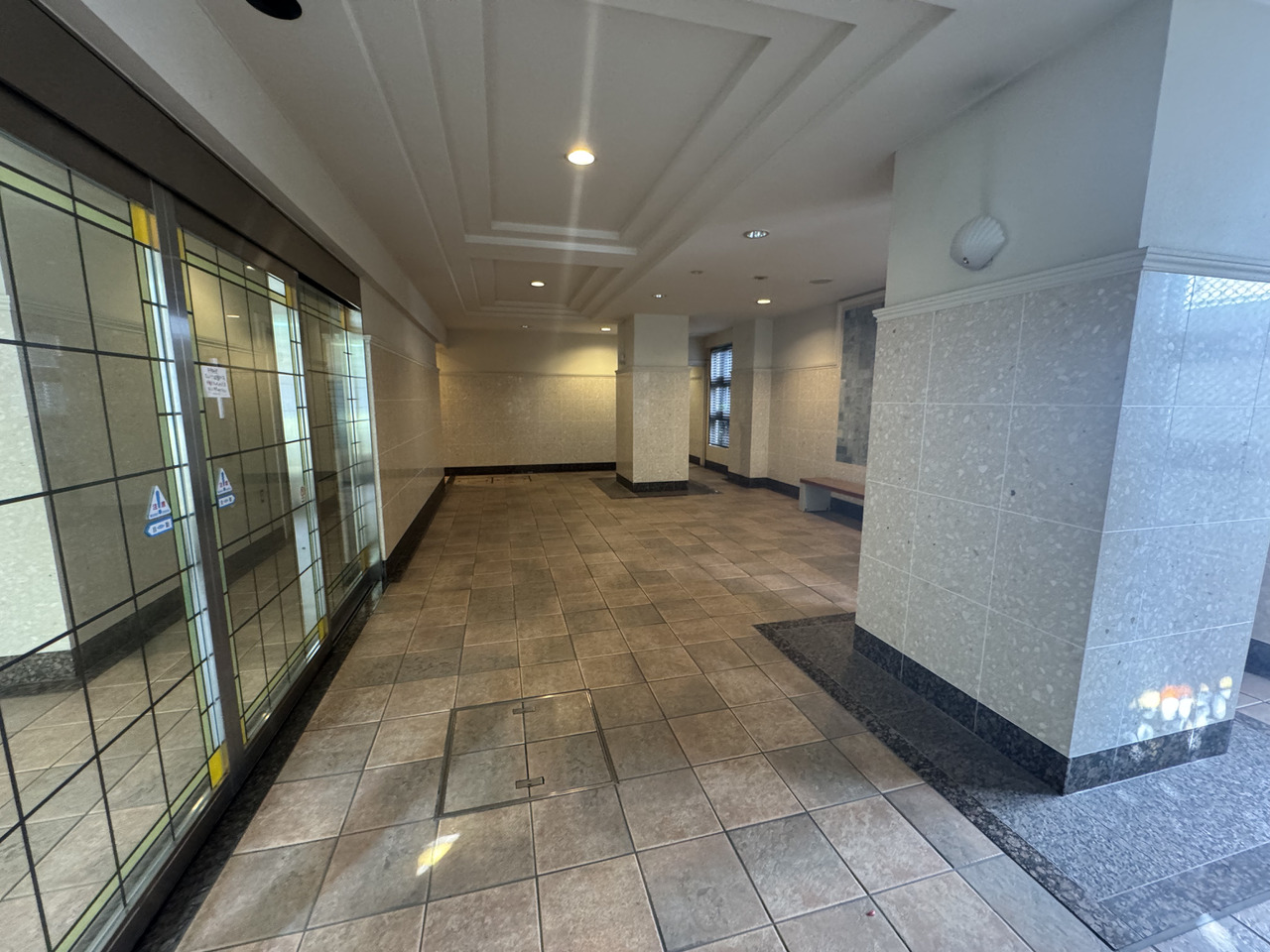 【エントランス】ホテルのようなおしゃれな雰囲気を醸し出すエントランスです。管理形態は日勤で、共用部は清潔に保たれています。