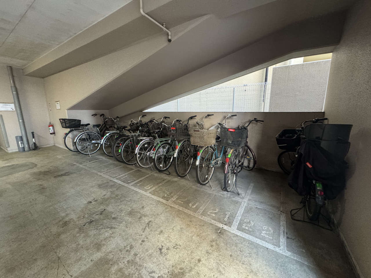 【駐輪場】屋内型ですので、雨風の影響を受けにくいです。空き状況等は、お問い合わせください。