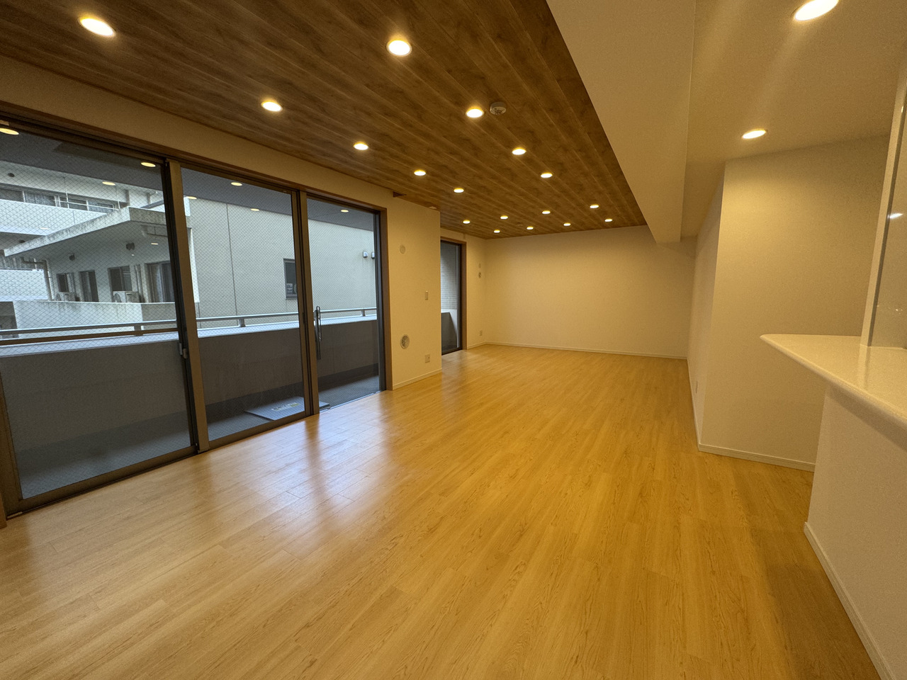 【LDK(約25.0帖)】ゆったりと過ごせる、約25.0帖の広々とした空間。柔らかい色味でまとめられた、温かみのある内装です。