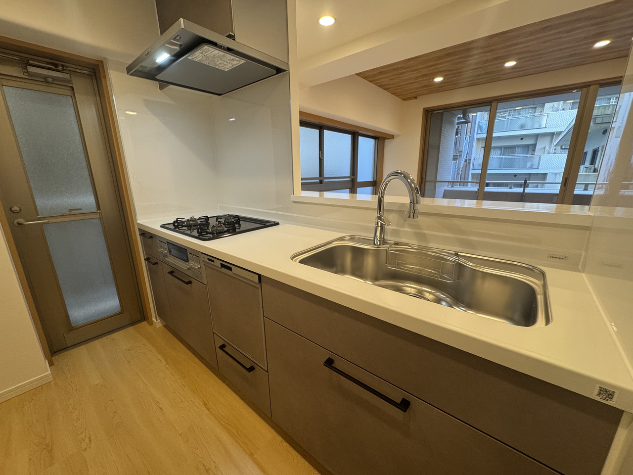 【キッチン】料理中も家族とコミュニケーションがとれる対面式キッチン。調理中の食材置き場として使うこともでき、完成した料理の配膳にも便利なカウンター付きです。