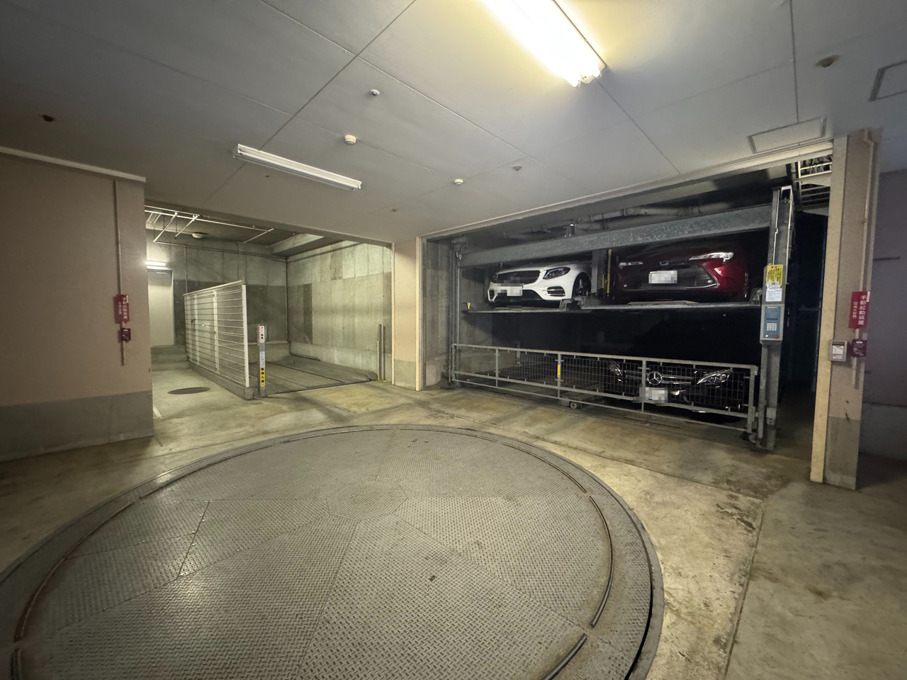 【駐車場】
敷地内に駐車場が設けられています。利用料金、空き状況などは問い合わせください。