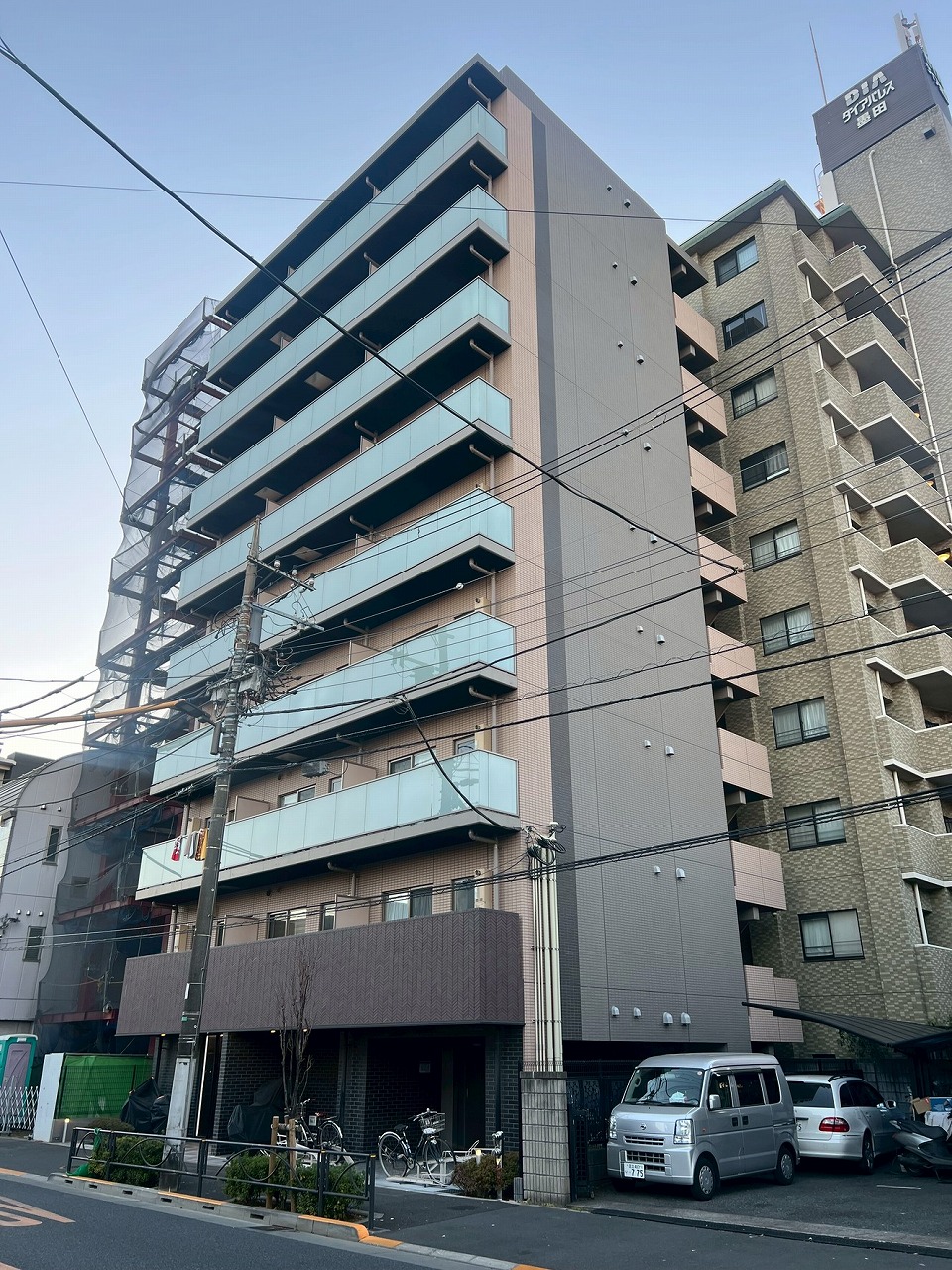 スーパーやコンビニが徒歩5分圏内にあり単身者の方の生活にも便利な立地です。ペット飼育も可能です（細則あり）。