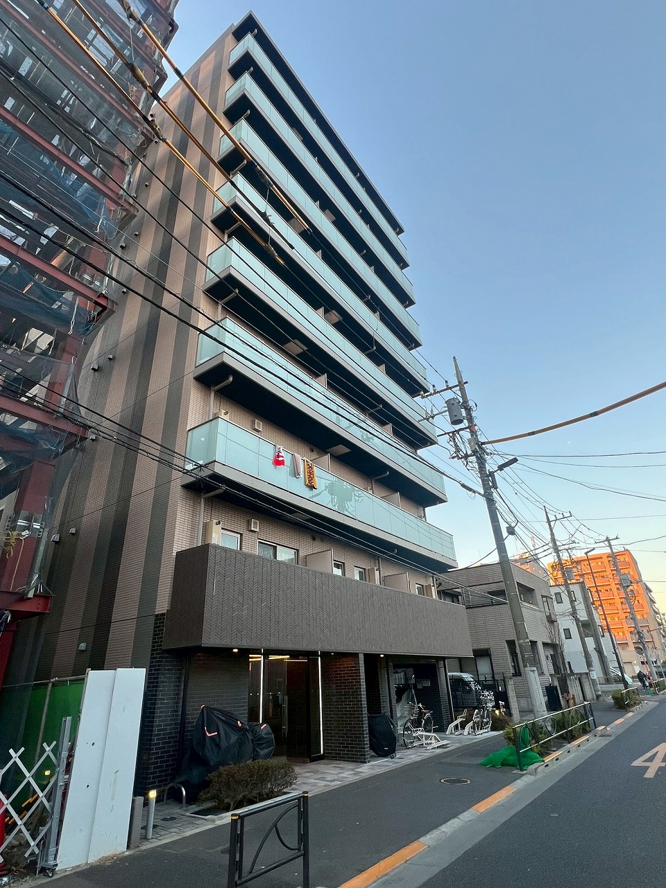 ベージュのタイルをベースにダークブラウンのタイルが縦横のアクセントとなっているシックな外観です。