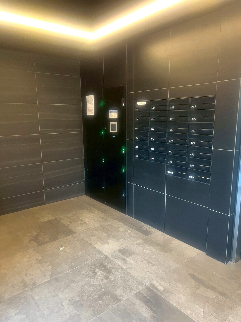 【宅配ボックス】清潔に管理されたマンション共用部です。非対面で荷物を受け取るのに便利な、宅配ボックスが設置されています。