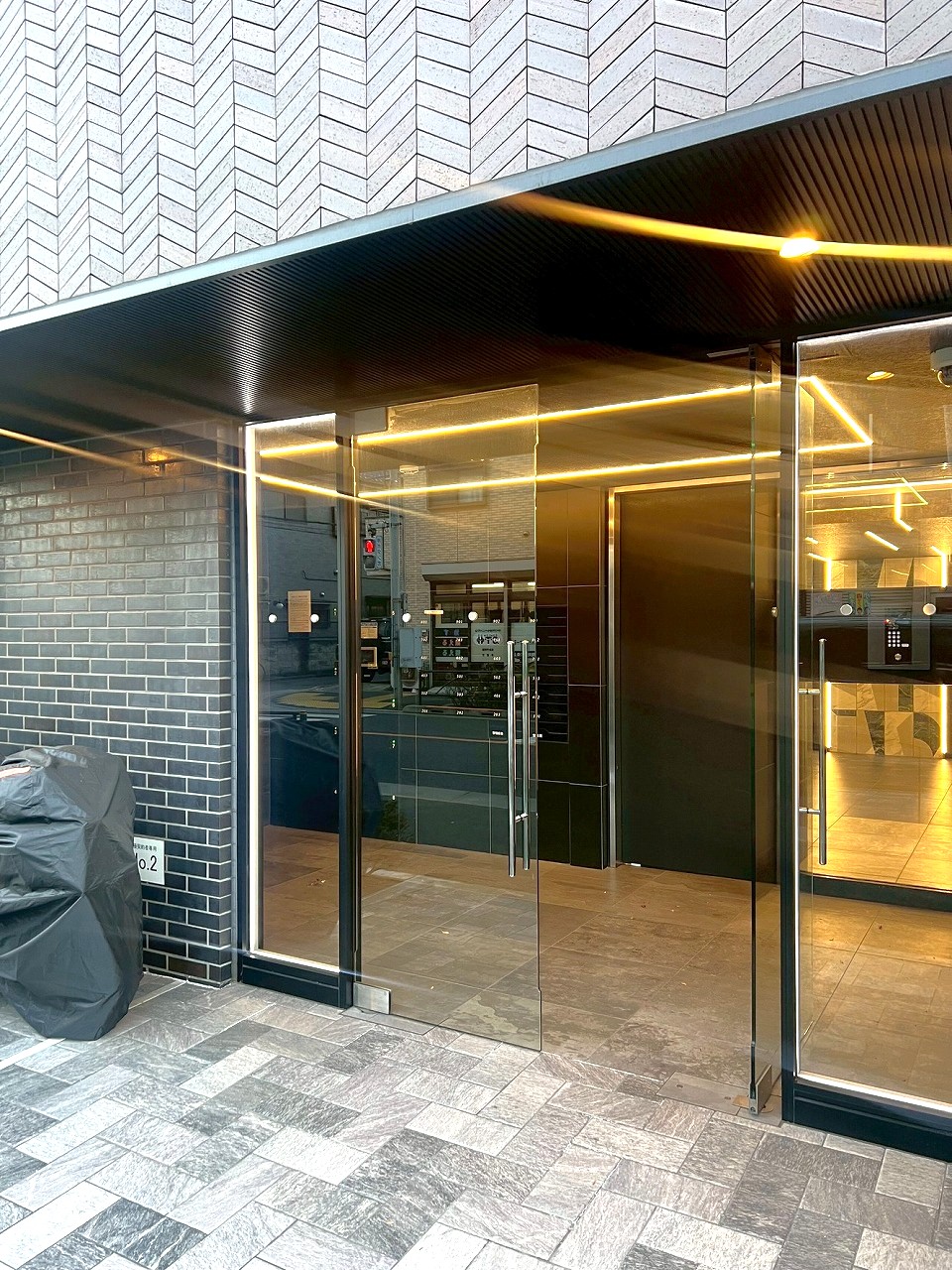 【エントランス】落ち着きのある、お洒落なデザインのエントランスです。押上や浅草方面へお出かけしやすい立地のため、休日のショッピングや観光も楽しめそうです。