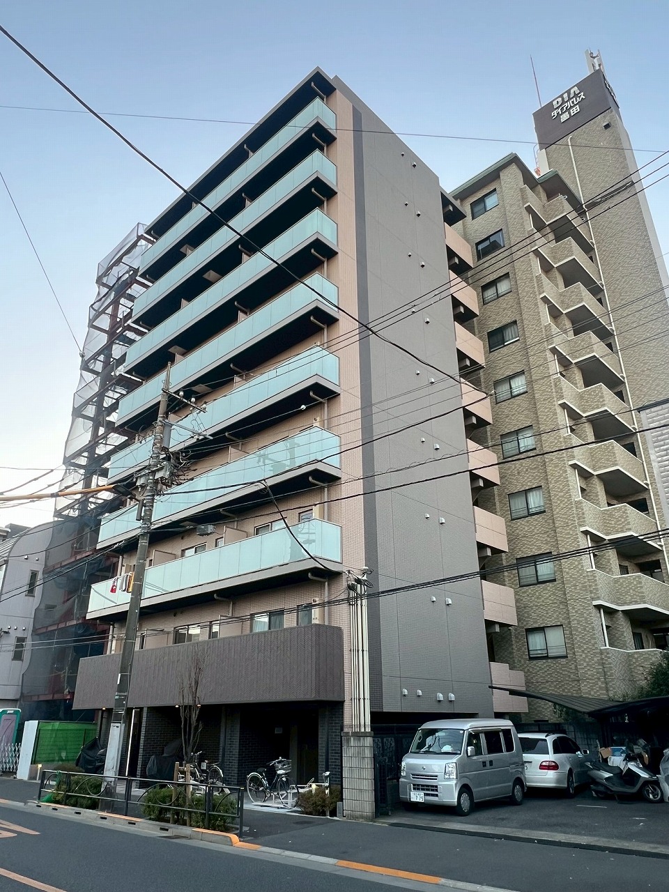 バルコニーににはガラス手摺りを採用しており、存在感のあるスタイリッシュな外観デザインが目を惹きます。