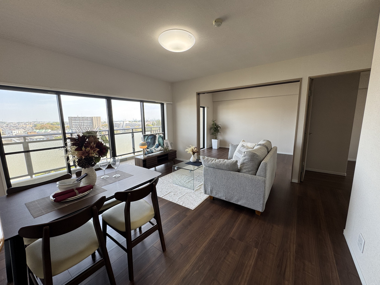 【LDK】東側に大きな開口部が設けられた開放感のあるLDK。約6.0帖の洋室が隣接しており、引き戸を開放すると一体利用が可能。約21.3帖の広々空間としてご使用いただけます。