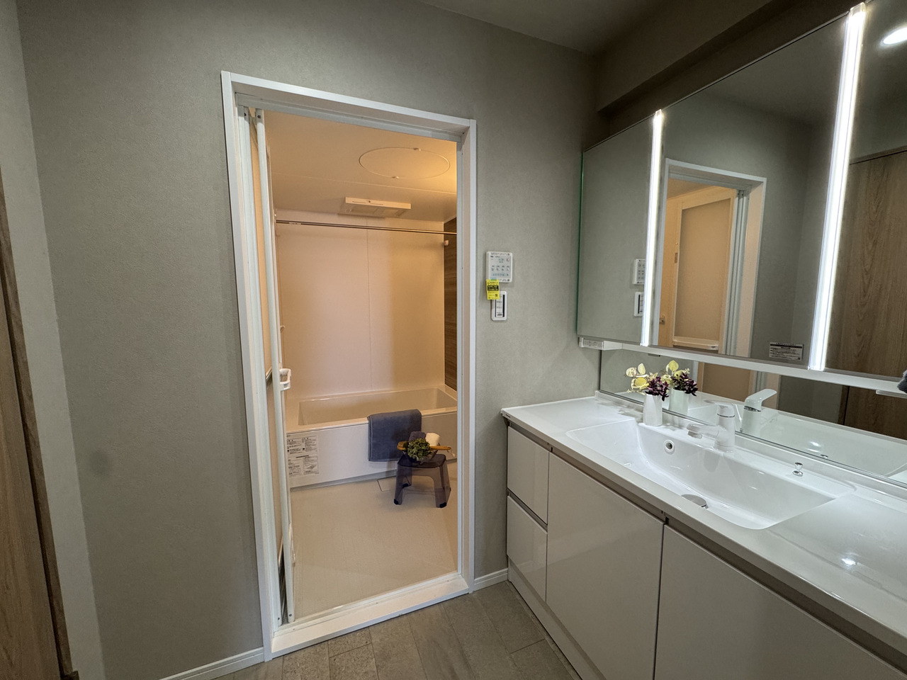 【洗面化粧台】3面鏡とミドルミラーが備わった洗面化粧台。鏡裏や手洗いボウル下に収納があり、洗面用品や化粧品・タオル類などをすっきりと整頓できます。