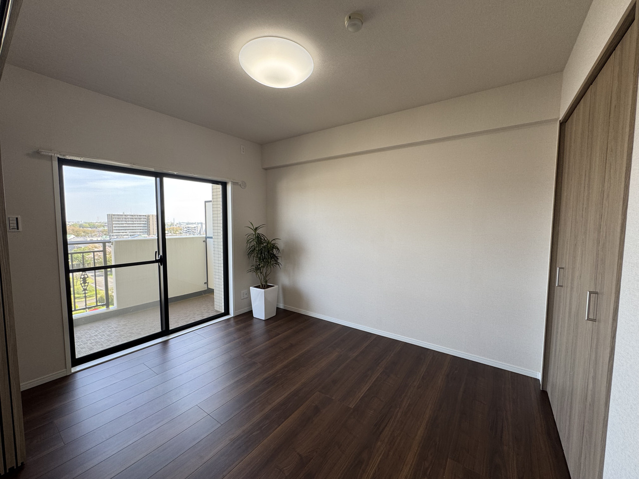 【洋室/東側約6.0帖】LDKに隣接している洋室です。バルコニーへと出入りが可能。リビングの延長として使用できるほか、お子様のプレイスペースやお昼寝スペースなどにおすすめです。