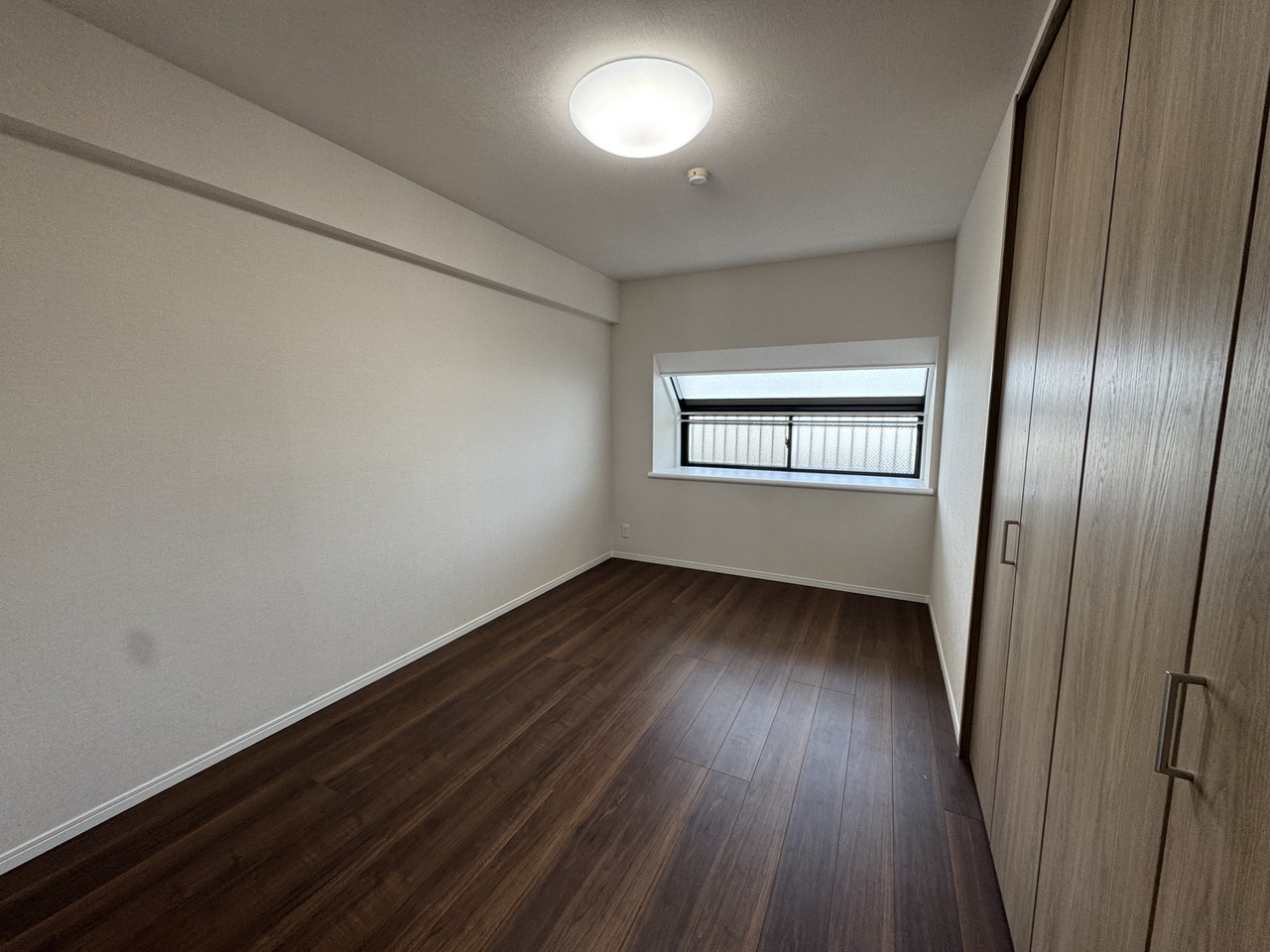 【洋室/約7.5帖】大きめのベッドを配置してもゆとりのある広さで、主寝室におすすめです。3ヶ所の収納があり、季節ごとや用途・ご夫婦で使い分けが可能。