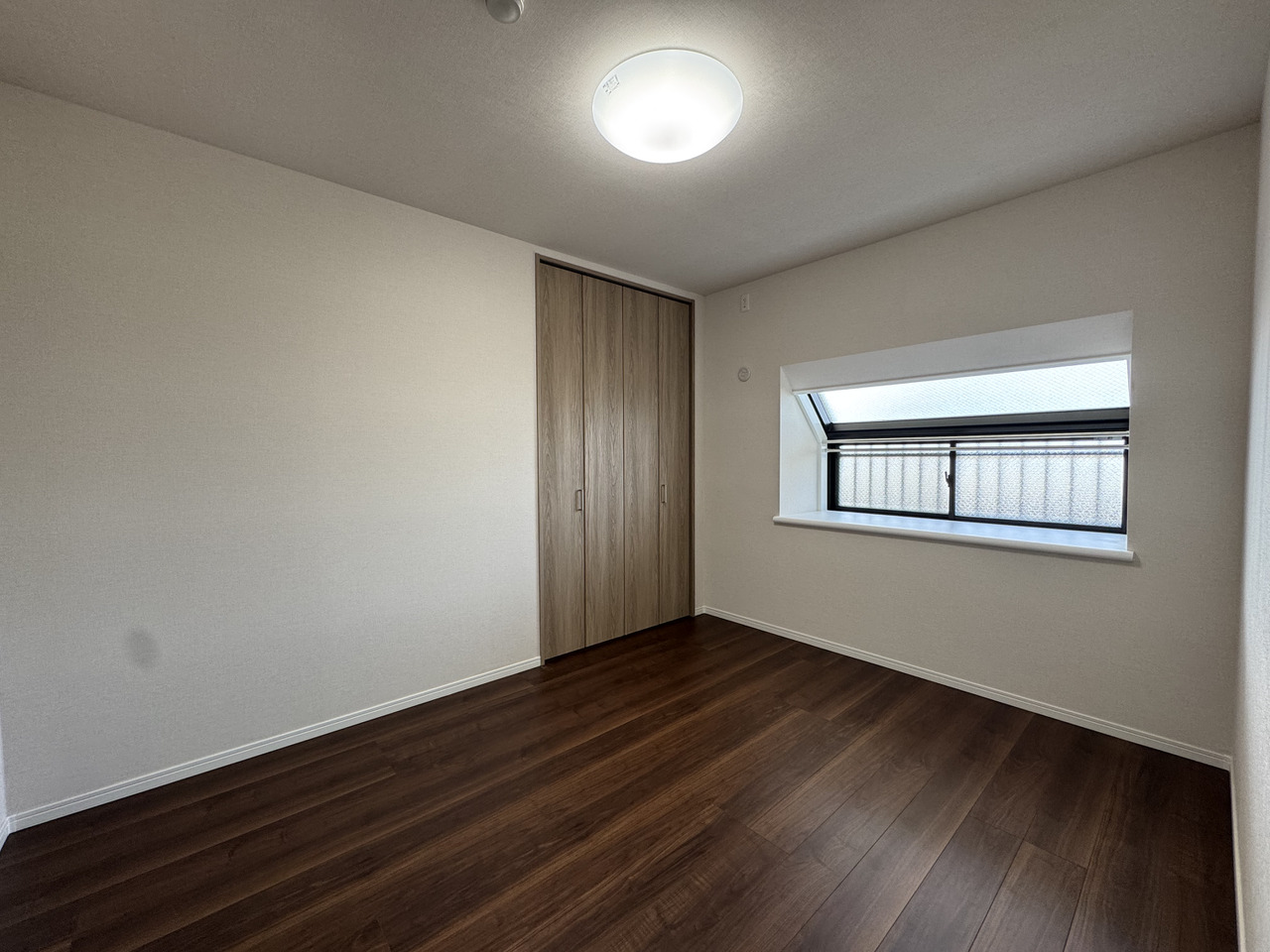 【洋室/西側約6.0帖】廊下から出入りができる、独立性の高い洋室です。子供部屋や書斎・在宅ワークスペースなど、ご家族構成やライフスタイルに合わせて多用途にご活用いただけます。