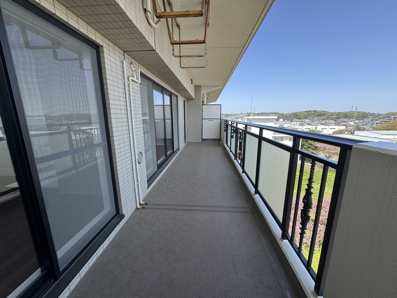 【バルコニー】LDKと洋室1部屋に跨がる、広々としたバルコニー。奥行きがあり、洗濯物や布団を広げて干していただけます。洗濯物の取り込みもスムーズに行えます。